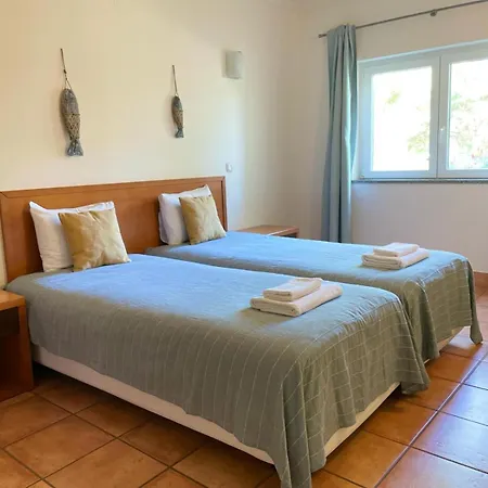 Spacious Near Porto De Mos Beach, Lagos. *