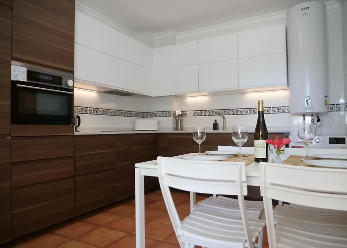 Spacious Near Porto De Mos Beach, Lagos. *