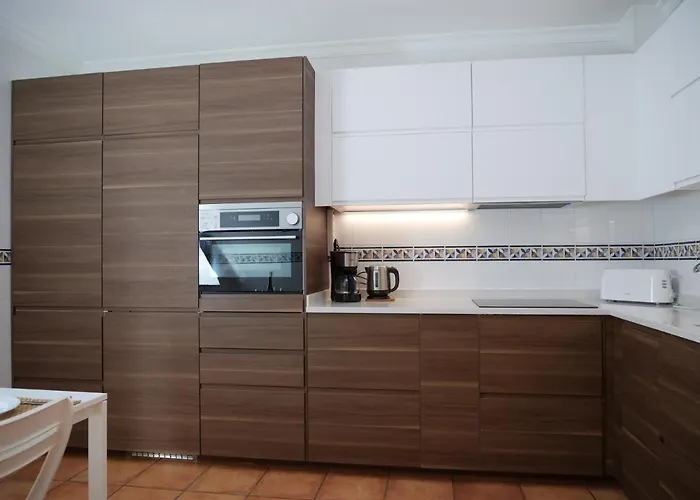 Spacious Near Porto De Mos Beach, Lagos. * Lagos